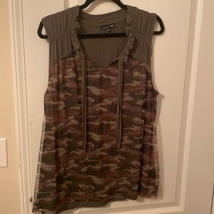 Sleeveless knit camouflage top